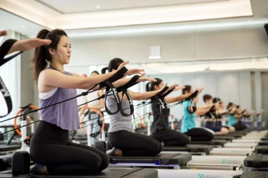 Reformer Pilates Letto bianco Attrezzatura per allenamento yoga in alluminio Funzione multipla